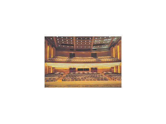 El Teatro Lírico del Centro del Conocimiento cuenta con 373 butacas en platea y 173 en una bandeja superior. Su escenario es de 144 metros cuadrados.