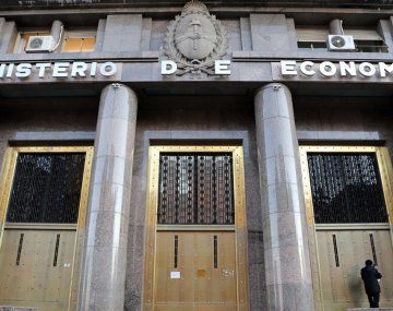 Desde el Ministerio de Economía se anunció que se licitarán bonos por u$s 750 millones con el fin de quitar más presión a la plaza cambiaria.