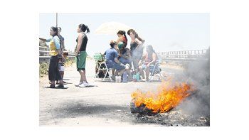 En la localidad santafesina de Gobernador Gálvez, vecinos cortaron la Ruta 21 en reclamo de viviendas, en una postal que derivó en disturbios.