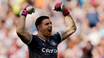 Ante la crisis por la que atraviesa Aston Villa, Dibu Martínez podría ser vendido.