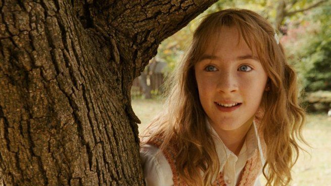 La conmovedora actuación de Saoirse Ronan se convierte en el corazón de una historia que conmueve profundamente al espectador.