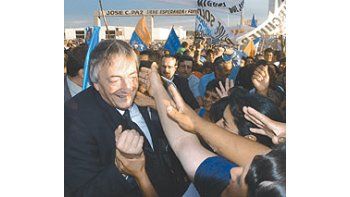 ámbito.com | Néstor Kirchner, anoche, en visita a José C. Paz junto al goberador Felipe Solá, reiteró que la Argentina no se moverá de su oferta por la renegociación de la deuda.