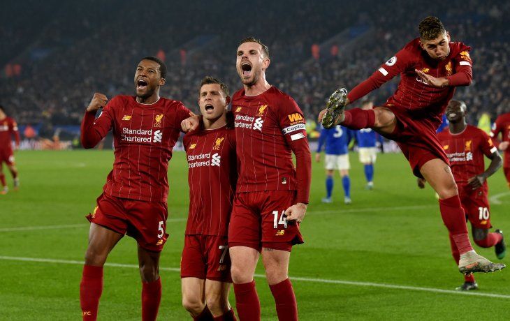 Los futbolistas de Liverpool festejan la goleada de visitantes ante el escolta Leicester en la Premier League.