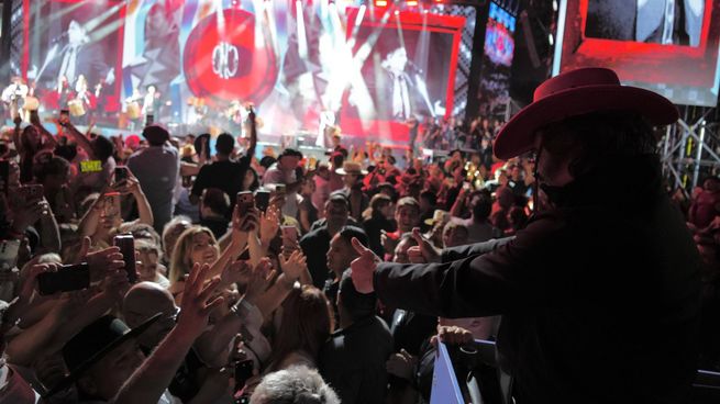 De sombrero rojo, el presidente Javier MIlei saluda desde el palco en el Festival de Folclore y Doma de Jesús María.