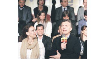 La candidata a senadora del PRO, Gabriela Michetti junto a Mauricio Macri, ayer en el acto de presentación de los postulantes  a legisladores porteños.