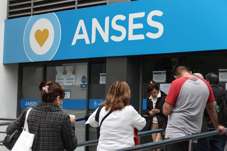 Para saber en qué rango está una familia, hay que sumar los ingresos de ambos padres y comparar el total con los límites establecidos. Para saber en qué rango está una familia, hay que sumar los ingresos de ambos padres y comparar el total con los límites establecidos.