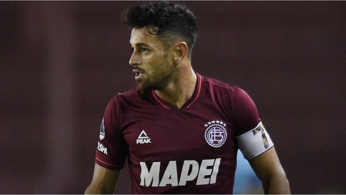 They suspended Lautaro “Laucha” Acosta for their harsh criticism of referee Hernán Mastrángelo