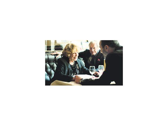Jeanne Moreau está justa en un papel ideal para ella en “Una dama en París”, pequeña pieza sentimental sobre los dolores y rencores de la emigración.
