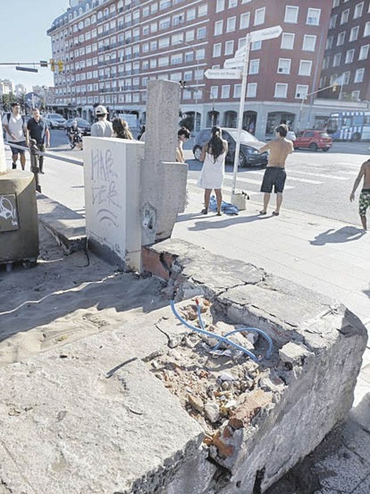 postales. Lamentable estado del tradicional paseo de la rambla marplatense, sometido al abandono y la desidia y a la puja entre las principales fuerza políticas.