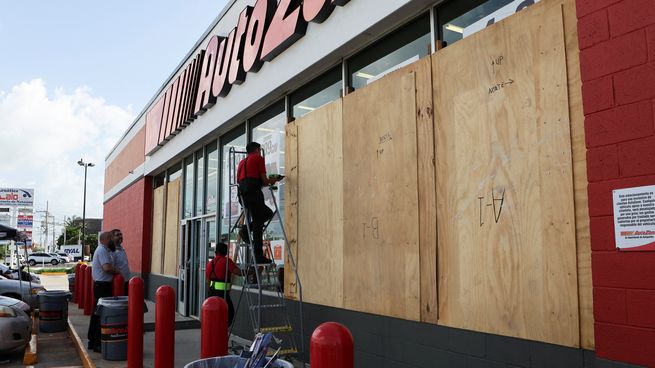 Los preprativos en Mérida ante la inminente llegada del Huracán Beryl.