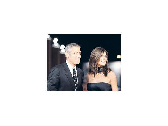 George Clooney y prometida asistieron a la exhibición de «Up in The Air», uno de los films rotundamente comerciales que conviven con cine arte de bajo presupuesto en una muestra que aún busca su perfil.
