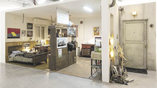 Outsideness. Una casa modesta que parece albergar los últimos individuos de una especie y una civilización.