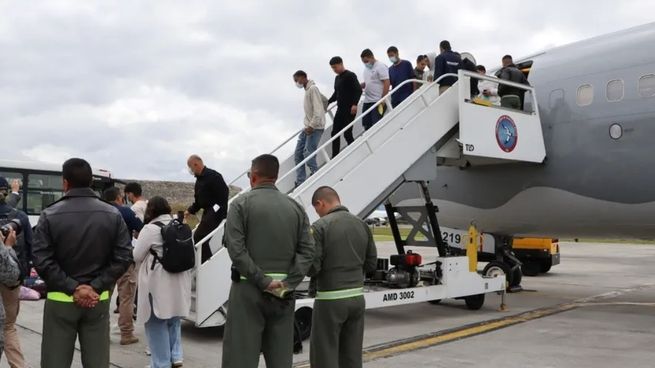 El vuelo con 10 argentinos deportados desde Estados Unidos arribó a Ezeiza durante la madrugada