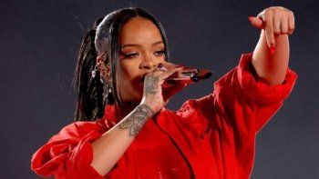 rihanna reaparecio en el super bowl y anuncio su segundo embarazo