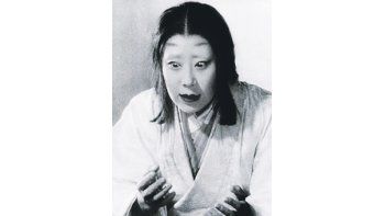 Isuzu Yamada, notable actriz que encarnó geishas rebeldes y mujeres dominantes (arriba en «Trono de sangre»), murió la semana pasada a los 95 años.