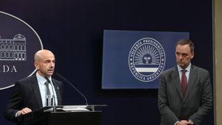 La medida fue confirmada en la conferencia de prensa de la fecha. Así, el Gobierno despidió a 1.388 trabajadores del Estado.