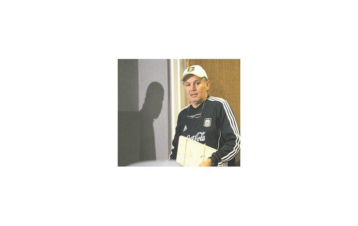 Alejandro Sabella también se puso contento por la decisión de Juan Sebastián Verón de seguir seis meses más: «Es una buena noticia para el fútbol», dijo.