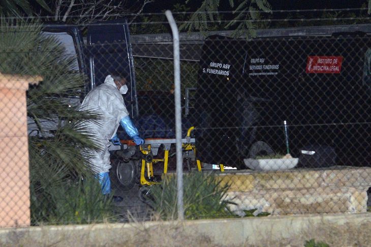 La policía forense retira uno de los cuerpos de la vivienda de Elche, Alicante.