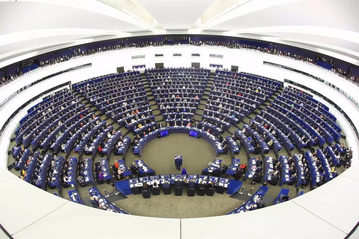 La votación en el Parlamento Europeo se realiza por mayoría simple. La votación en el Parlamento Europeo se realiza por mayoría simple.