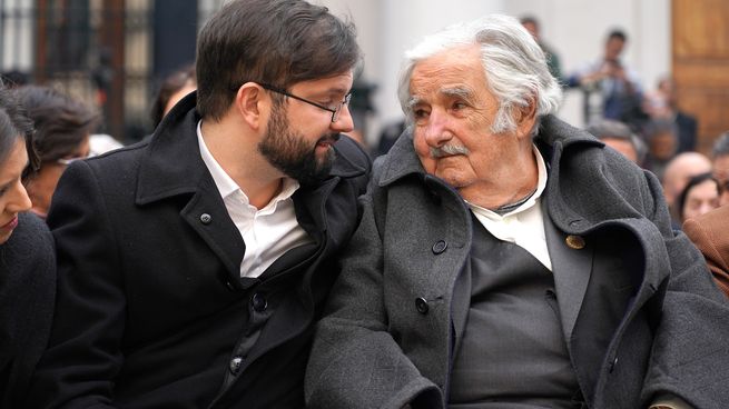 El presidente chileno, Gabriel Boric, y el exmandatario José Mujica, en el 50 aniversario del golpe de Estado.