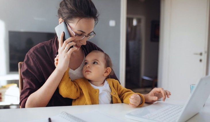 El CIS señaló que las tareas de coordinación y organización recaen en las mujeres (60% al 77%) mientras un 60% de esas madres trabaja. El CIS señaló que las tareas de coordinación y organización recaen en las mujeres (60% al 77%) mientras un 60% de esas madres trabaja.