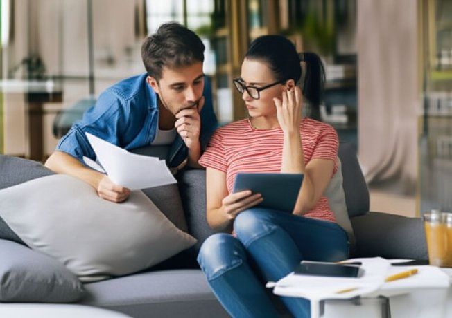 Una pareja analiza opciones. La pre-cancelación y el momento de compra se consolidan como herramientas estratégicas para convertir el crédito en una inversión y no solo en una deuda Una pareja analiza opciones. La pre-cancelación y el momento de compra se consolidan como herramientas estratégicas para convertir el crédito en una inversión y no solo en una deuda