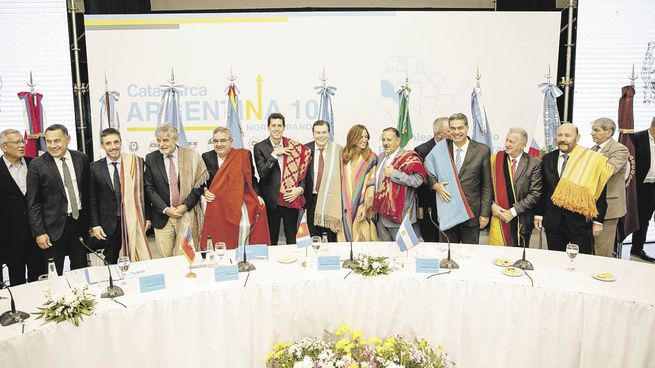 Encuentro. Los diez gobernadores del NOA y del NEA tuvieron el primer encuentro del año y evitaron el tono electoral en una cumbre que agrupa a mandatarios de distinto signo político en una agenda común.