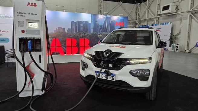 ABB cuenta con la mayor base instalada de cargadores rápidos en Argentina, con aproximadamente 40 unidades distribuidas en estaciones de servicio, plantas industriales, concesionarios automotrices y playas de recarga para transporte público
