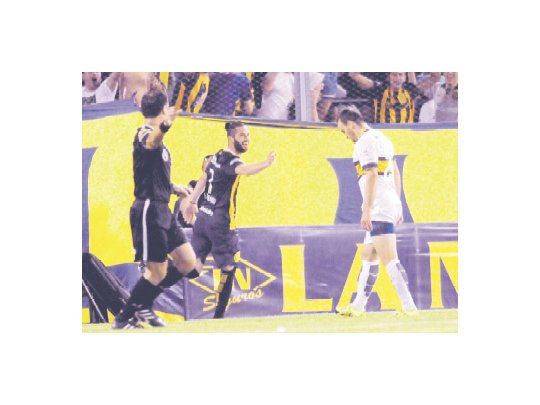 Marcelo Larrondo festeja el tercer gol ante la desazón de los jugadores de Boca. Rosario Central le ganó 3 a 1 al campeón y terminó tercero en el torneo.