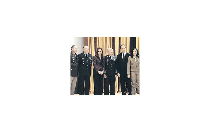 ámbito.com | Los jefes de Estado Mayor de las Fuerzas Armadas, ayer enCampo de Mayo, junto a Cristina de Kirchner, Daniel Scioli yNilda Garré, antes de anunciar la construcción de viviendaspara los militares de los grados más bajos del escalafón.
