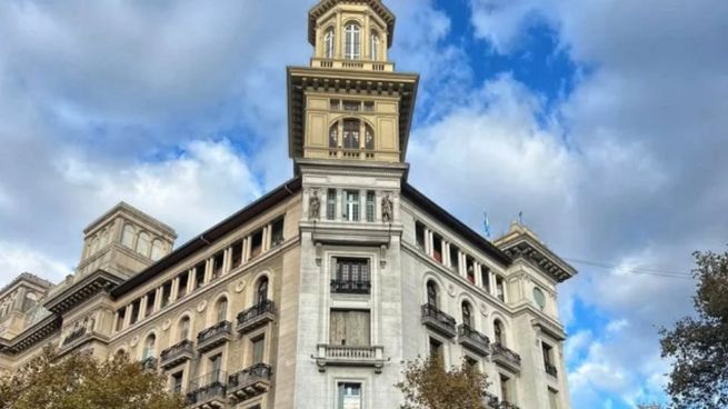 Imponente. El icónico edificio, se caracteriza por sus cúpulas. (Foto Gentileza Isabel Frías Propiedades e Instagram cupula.bsas)