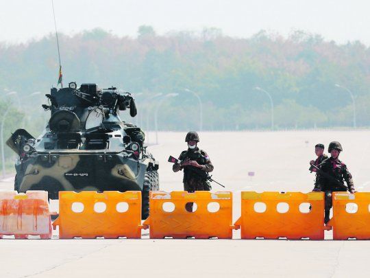 BLOQUEO. Militares impiden la circulación vehicular.