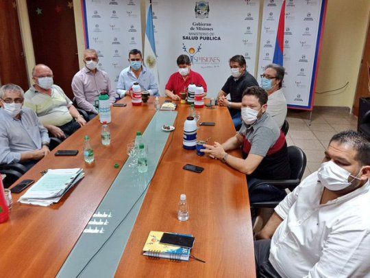 Contacto. Funcionarios del Gobierno de Misiones durante la videoconferencia con los ministros Vizzotti y Lammens.&nbsp;