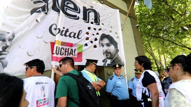 La primera reunión de la paritaria docente en Neuquén se concretó en un clima de tensión por una interna gremial. La primera reunión de la paritaria docente en Neuquén se concretó en un clima de tensión por una interna gremial.