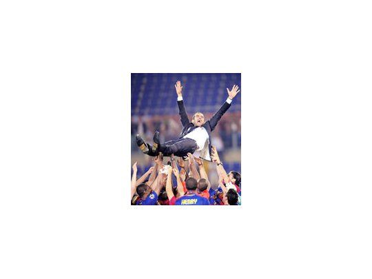 Pep Guardiola es llevado en andas. En su primer año como DT se convirtió en el hombre detrás del mejor Barcelona de la historia.