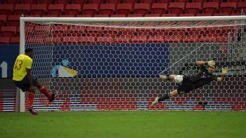 Emiliano Martínez atajó tres penales y metió a la selección argentina en la final de la Copa América.&nbsp;