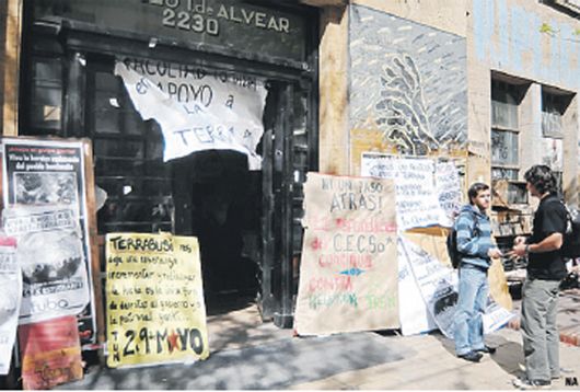 Mientras, afuera se generaban protestas. Una, insólita, de estudiantes de Ciencias Sociales de la UBA que tomaron la facultad en solidaridad con los despedidos.