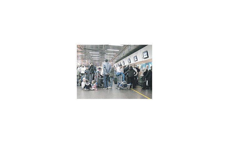ámbito.com | Miles de pasajeros volvieron a quedar varados en Aeroparque (y también en Ezeiza) por atrasos en los vuelos de Aerolíneas y Austral. Las explicaciones fueron desde  interferencias de radios truchas en Entre Ríos hasta sobreventa.
