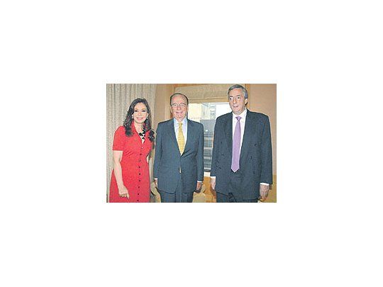 Fue el día de las entrevistas con empresarios. Ayer Néstor y Cristina Kirchnerse reunieron no sólo con Bill Clinton, sino también con Rupert Murdoch,uno de los empresarios más poderosos del mundo en el negocio de la comunicación.