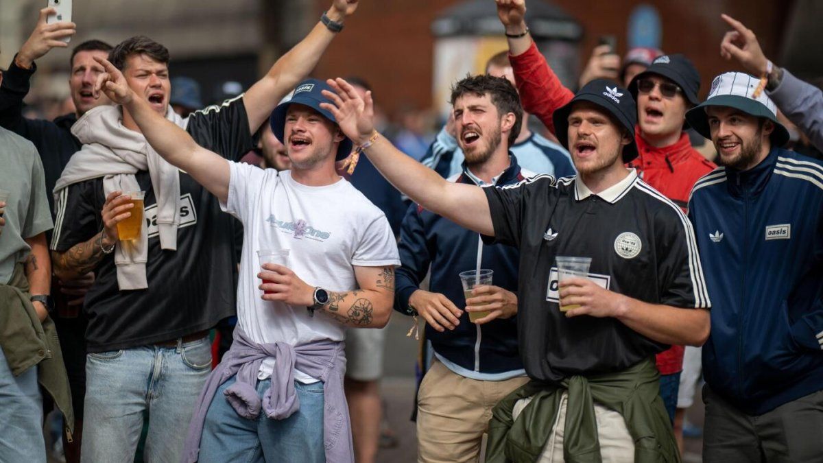 Oasis fans establish a new record in the sale of beer inside the Wembley stadium