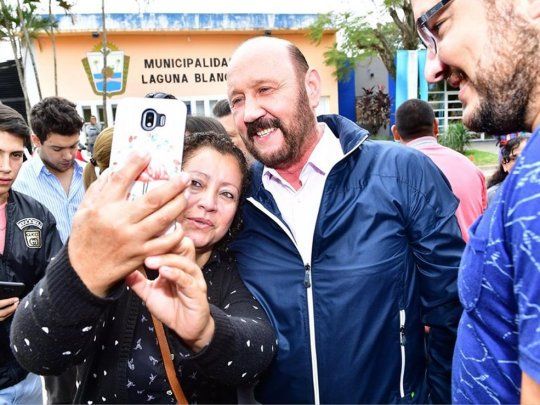 El gobernador Insfrán se sacó fotos con la gente en la puerta de la escuela donde votó. 