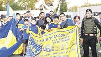 Recibimiento. El plantel de Boca llegó ayer al país tras perder el sábado la final de la Copa Libertadores ante el Fluminense en Río de Janeiro  y recibió el afecto de toda su gente.