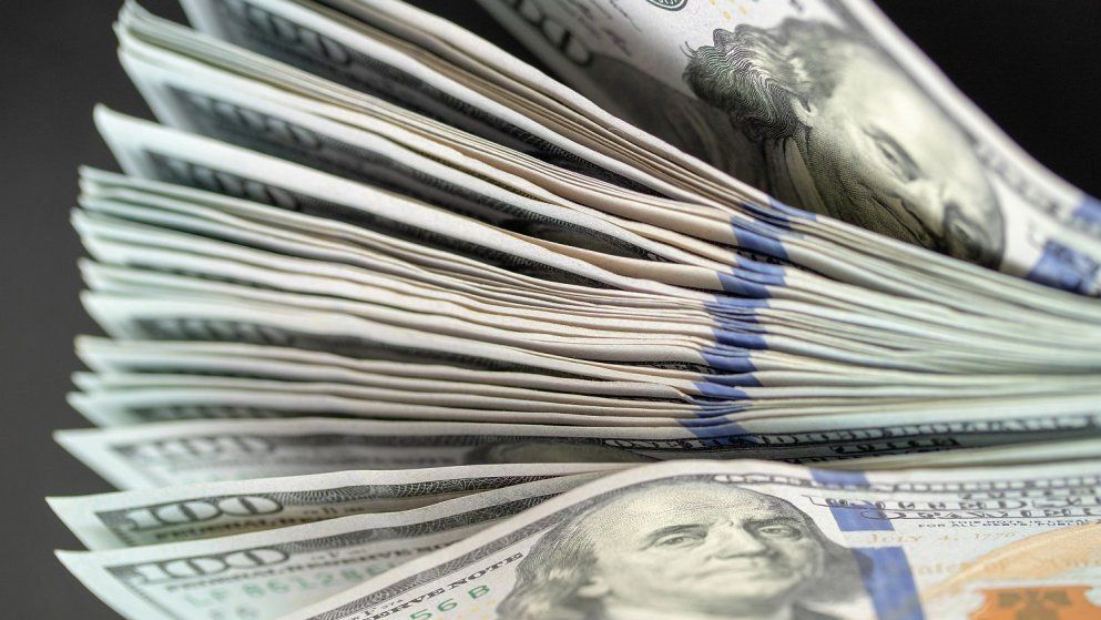 El dólar abre la semana al alza.