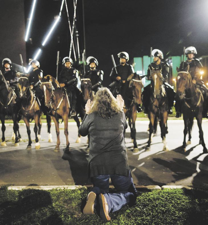 MENSAJE. Brasilia fue escenario esta semana de graves disturbios perpetrados por manifestantes bolsonaristas, que convirtieron zonas de esa capital en un verdadero “escenario de guerra”.