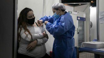 Desde hoy rige la vacunación libre para embarazadas y mayores de 50 en Provincia