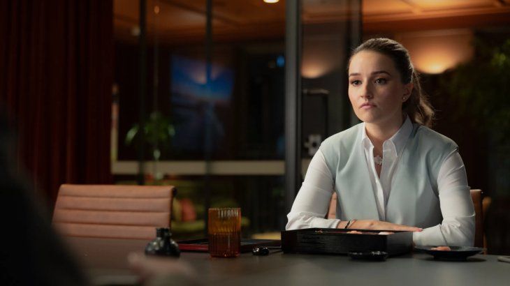 Kaitlyn Dever personifica a la influencer estafadora Belle Gibson.