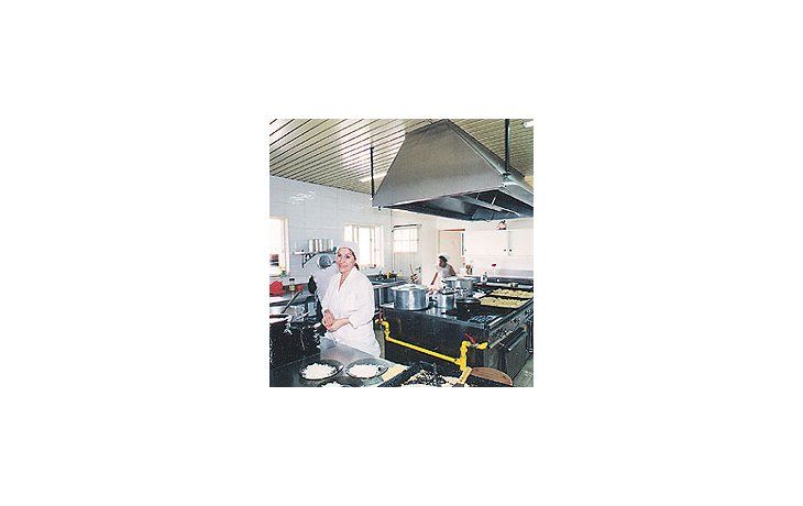 ámbito.com | Cocina de la Fundación Felices Los Niños. La perfección de las instalaciones quita el sueño a quienes ambicionan con apropiársela. Traman contra su creadorhace 12 años, elsacerdote JulioGrassi, pero se lesderrumban laspruebas, se lesrebelan