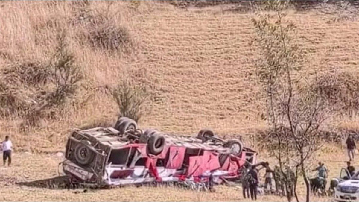 at least 12 dead and 15 injured by the fall of a bus off a cliff
