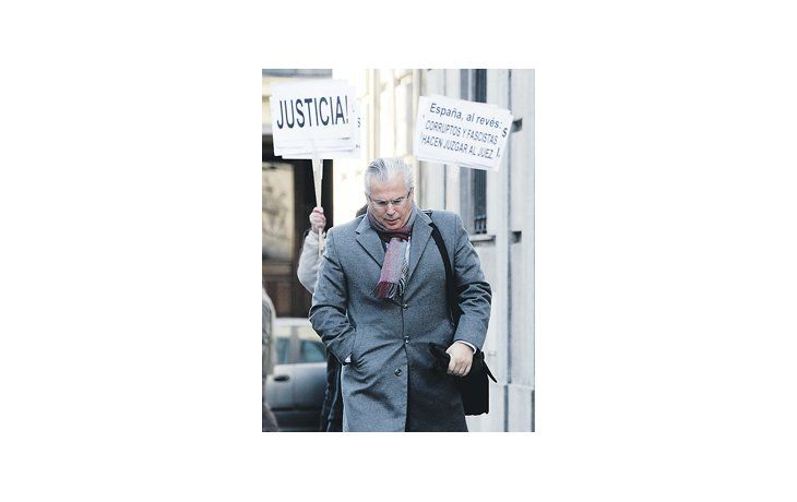 El juez Baltasar Garzón llega al edificio del Tribunal Supremo, en Madrid. Un centenar de personas manifestó a su favor.