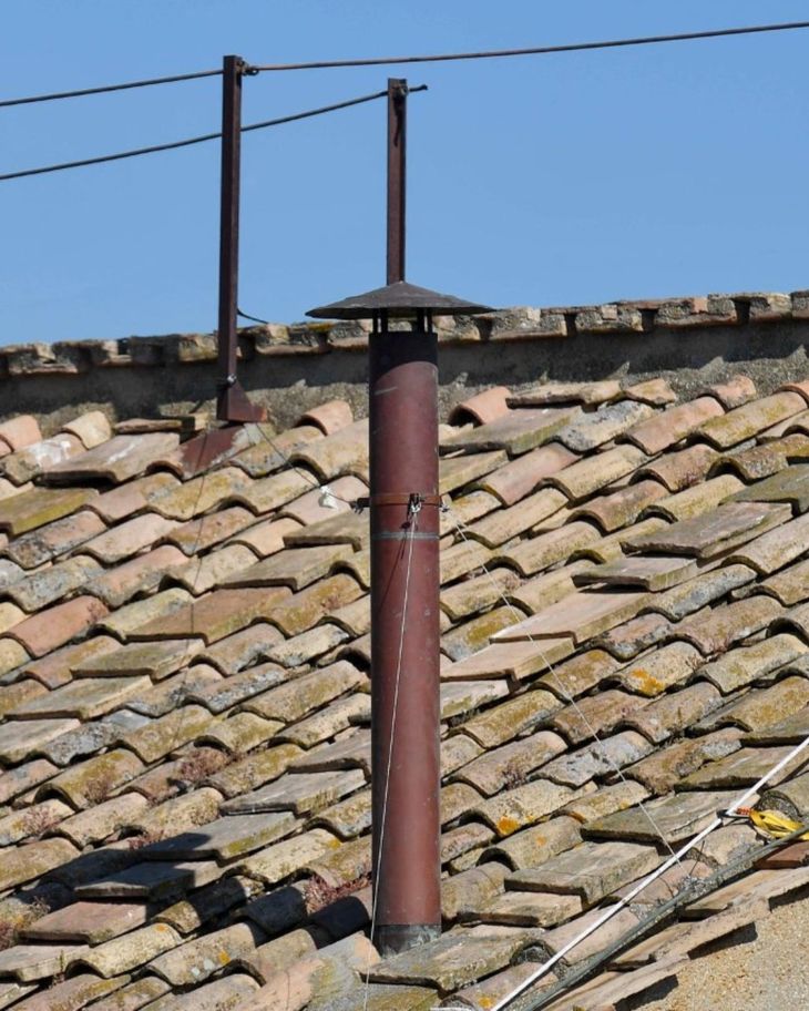 Así luce la chimenea de la Capilla Sixtina luego de su colocación.